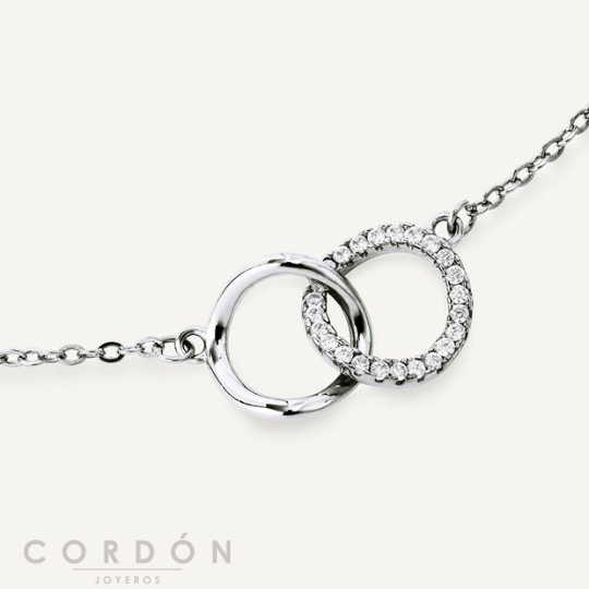 Detalle de los aros entrelazados con circonitas del collar Vidal Vidal X1836240 Allegretta