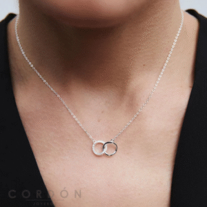 Collar Vidal Vidal Allegretta de plata con aros entrelazados puesto en el escote