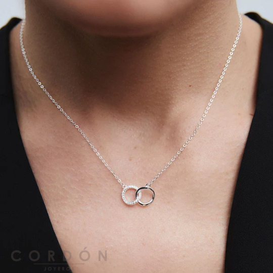Collar Vidal Vidal Allegretta de plata con aros entrelazados puesto en el escote