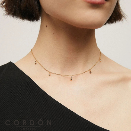 Collar Vidal Vidal Drop chapado en oro puesto en el escote