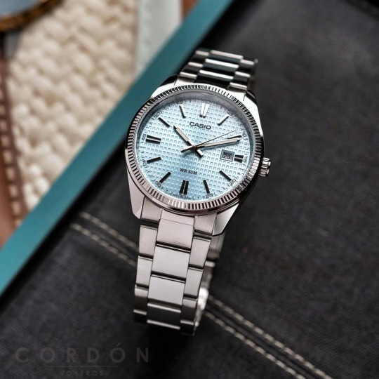 Reloj Casio MTP-1302 de acero con esfera azul puesto en la muñeca
