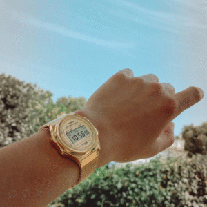 Reloj Casio Vintage A171 dorado con malla puesto en la muñeca
