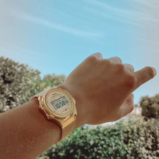 Reloj Casio Vintage A171 dorado con malla puesto en la muñeca