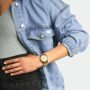 Reloj Casio Vintage A171 dorado unisex puesto en la muñeca