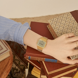 Reloj Casio Vintage A700 dorado con malla puesto en la muñeca