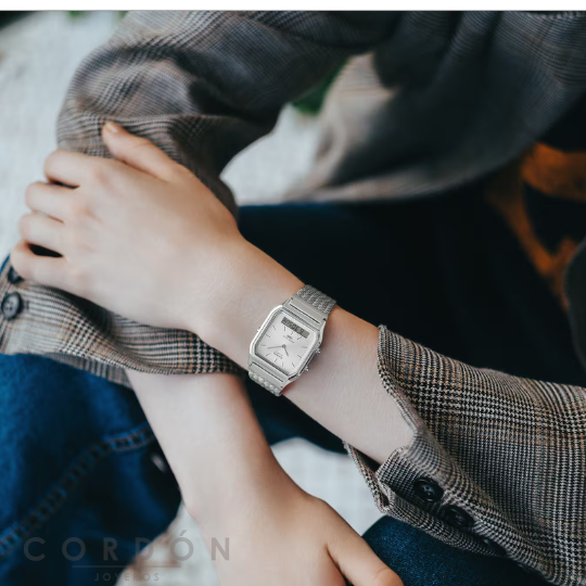 Reloj Casio Vintage AQ-230EM ana-digi con malla puesto en la muñeca