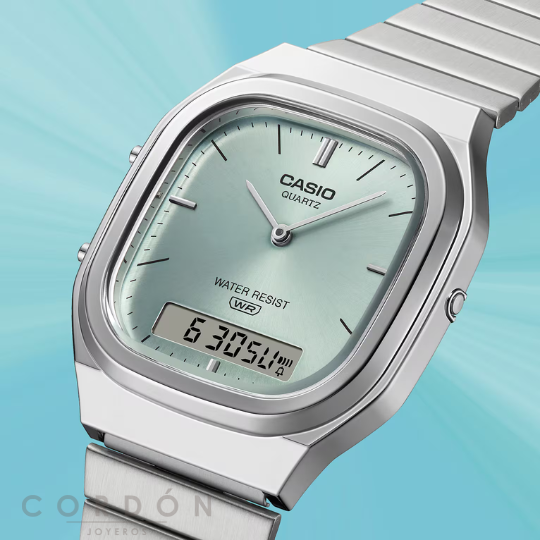 Detalle de la esfera azul menta con rayos de sol del Casio AQ-240E-2AEF