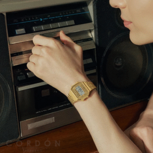 Reloj Casio Vintage dorado unisex puesto en la muñeca