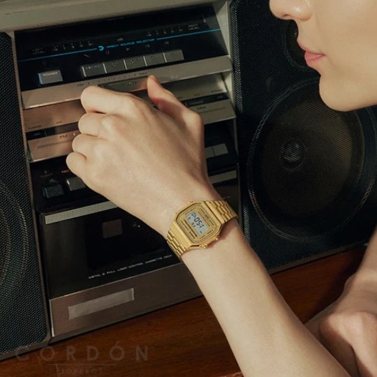 Reloj Casio Vintage dorado unisex puesto en la muñeca
