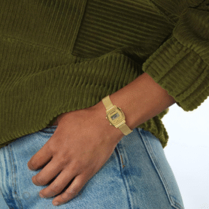Reloj Casio Vintage LA670 dorado con malla puesto en la muñeca