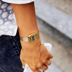 Reloj Casio Vintage LA670 dorado mini de mujer puesto en la muñeca