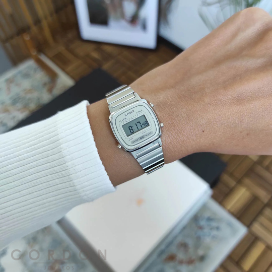Reloj Casio Vintage LA670 gris mini de mujer puesto en la muñeca