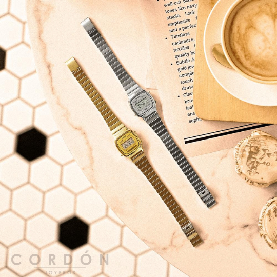 Reloj Casio Vintage LA670 plateado mini de mujer puesto en la muñeca