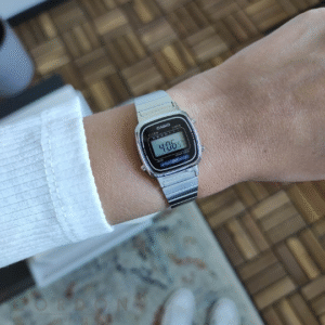 Reloj Casio Vintage LA670 plateado con esfera negra puesto en la muñeca