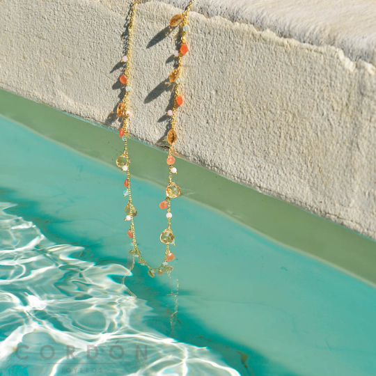 Detalle de los óvalos facetados de jades naranjas y morganita del collar Salvatore 163CM002