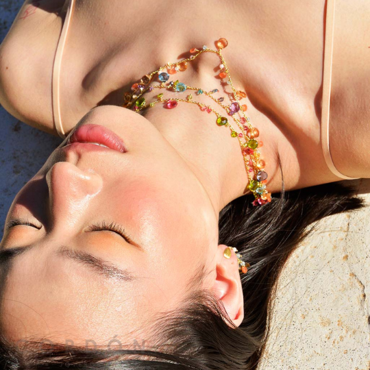 Collar de latón dorado Salvatore Organic en tono melocotón puesto en el cuello