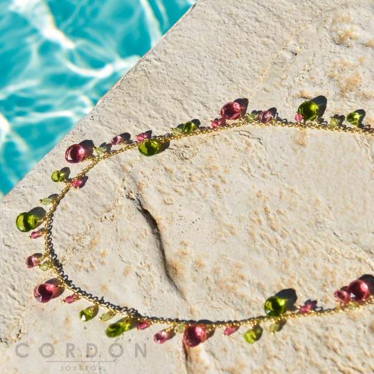 Detalle de los óvalos facetados de peridotos y turmalinas rosas del collar Salvatore 163CM001