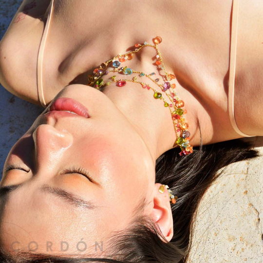 Collar de latón dorado Salvatore Organic con peridotos y turmalinas puesto en el cuello