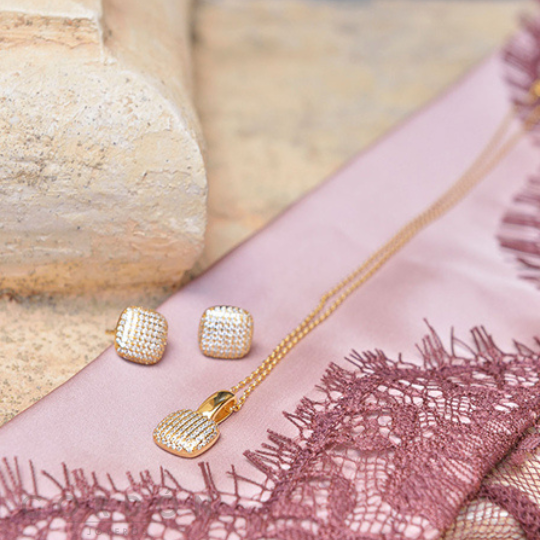 Detalle del colgante cuadrado de pavé de circonitas blancas del collar Salvatore 268C0005