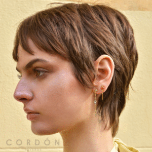 Detalle del topacio azul y las peras de circonitas del pendiente Salvatore Plata 190A0027