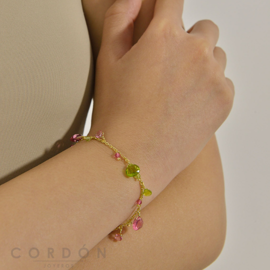 Pulsera de latón dorado Salvatore Organic con peridotos y turmalinas puesta en la muñeca