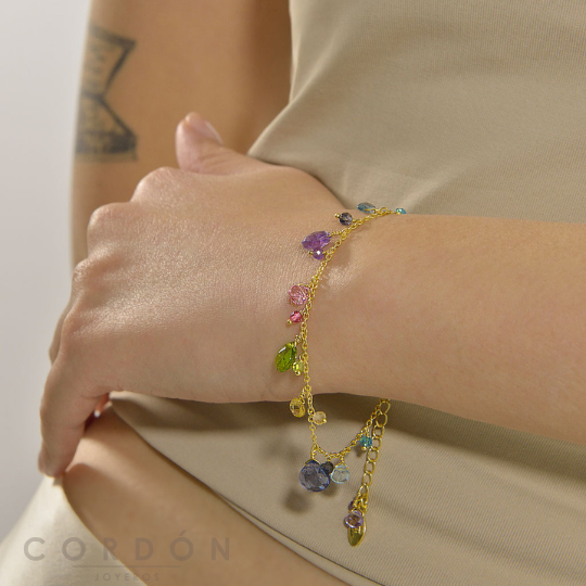 Detalle del cierre y la alargadera de latón chapado en oro de la pulsera Salvatore Organic