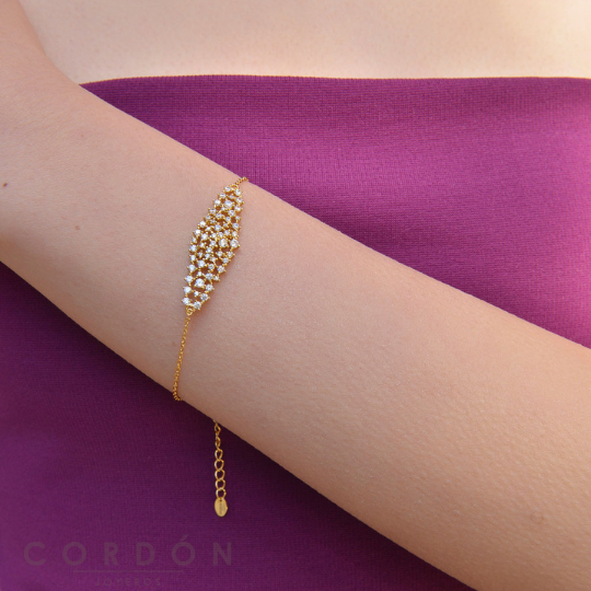 Pulsera de plata bañada en oro Salvatore Astral con circonitas puesta en la muñeca