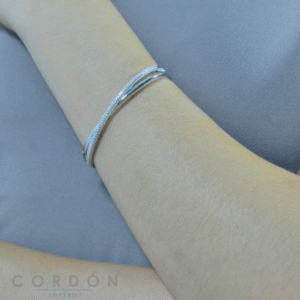 Brazalete rígido de plata con rodio Salvatore Astral con circonitas puesto en la muñeca