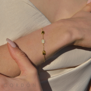 Pulsera de plata chapada en oro Salvatore Heritiere con micro pavé puesta en la muñeca