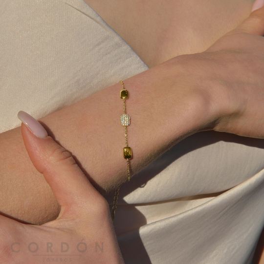 Pulsera de plata chapada en oro Salvatore Heritiere con micro pavé puesta en la muñeca