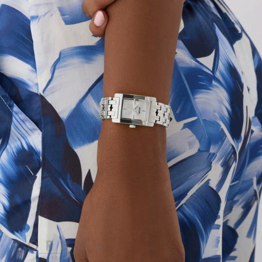 Reloj Guess Cove mujer en muñeca con look casual