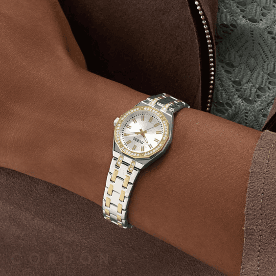 Detalle del brazalete jubilee bicolor del Guess Pixie en muñeca