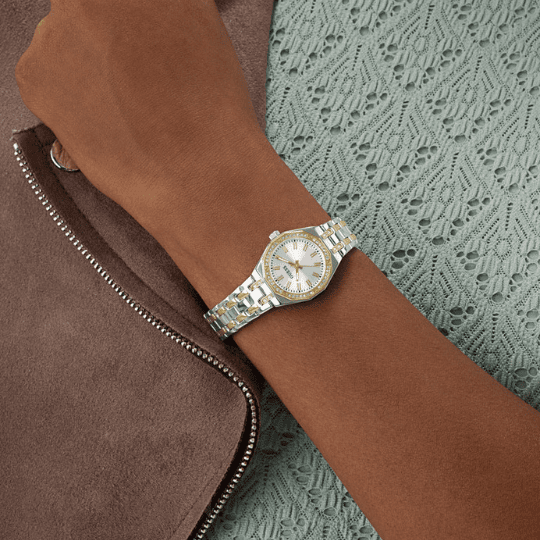 Reloj Guess Pixie en muñeca femenina con look elegante