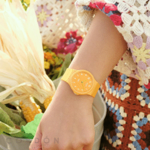 Correa de resina de base biológica en amarillo del reloj Casio Timeless