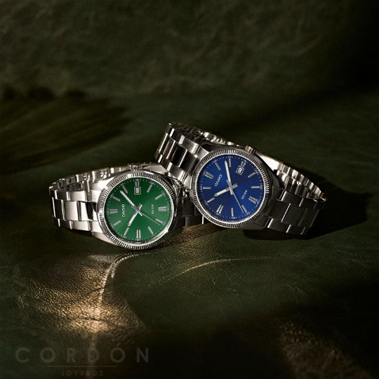 Perfil de la caja de acero de 9,2 mm y bisel estriado del reloj Casio verde
