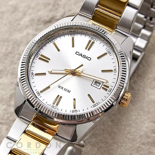 Perfil de la caja de acero de 9,2 mm y bisel estriado dorado del reloj Casio