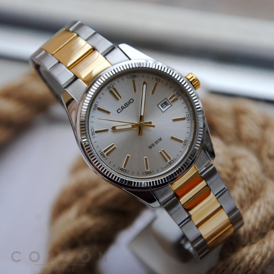 Brazalete de acero bicolor con cierre de triple pliegue del Casio Timeless