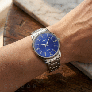 Detalle de la esfera azul con índices aplicados del Casio MTP-1303PD-2AVEG
