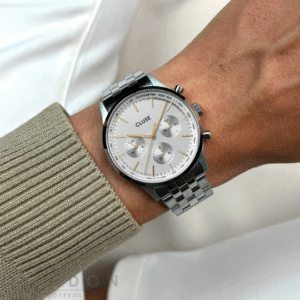 Reloj Cluse de hombre con esfera plata y acero puesto en la muñeca
