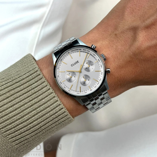 Reloj Cluse de hombre con esfera plata y acero puesto en la muñeca
