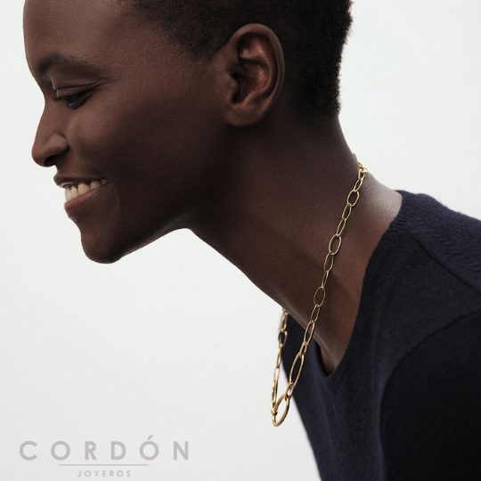 Collar Corto Chain dorado de Agatha París puesto en el cuello