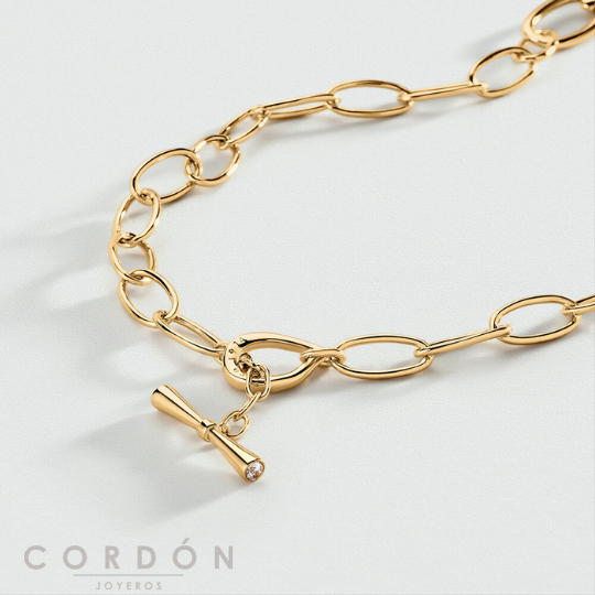 Detalle de los eslabones ovalados dorados del collar Chain Agatha París