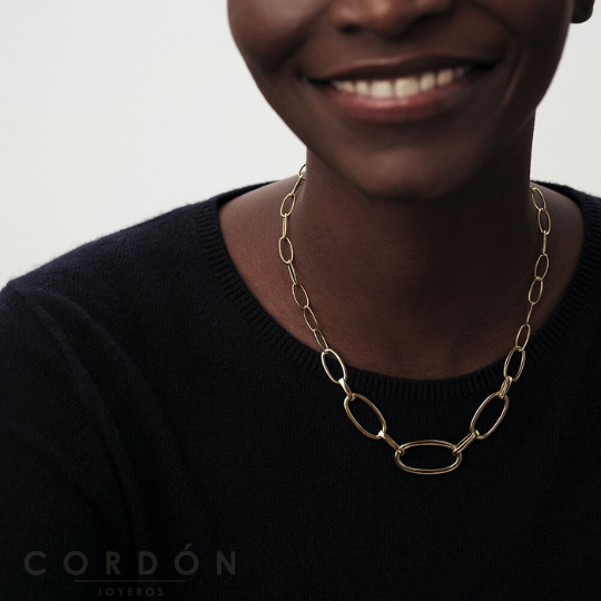 Collar Chain dorado Agatha París combinado en total look de la colección