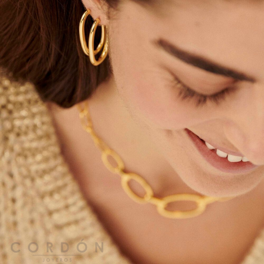 Pendientes Aro Chain dorados Agatha París combinados con collar de la colección