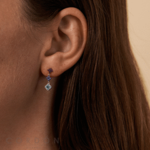 Pendientes largos Agatha París multicolor puestos en la oreja