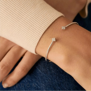 Pulsera rígida abierta de Agatha París con circonitas puesta en la muñeca