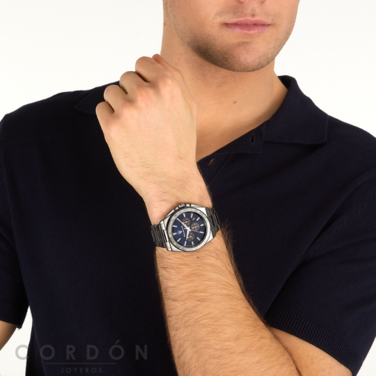Reloj Maserati Velocità cronógrafo hombre en la muñeca