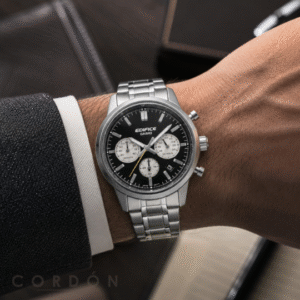 Reloj Casio Edifice cronógrafo de hombre con esfera negra y acero puesto en la muñeca