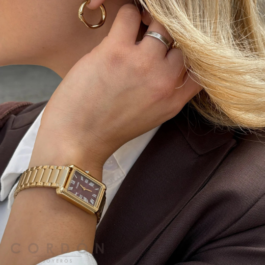 Perfil de la caja rectangular dorada de 7,3 mm del reloj Cluse de mujer