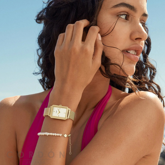 Perfil de la caja rectangular dorada de 7,4 mm del reloj Cluse de mujer